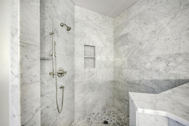 Building Photo - 1025 S Shepherd Dr