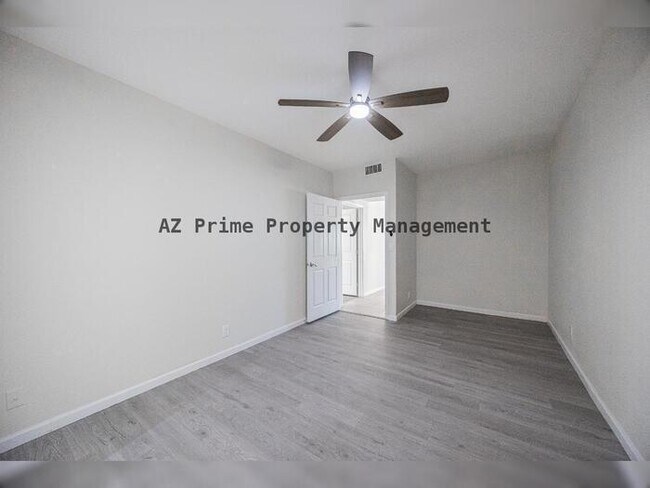 Building Photo - 1332 E Whitton Ave