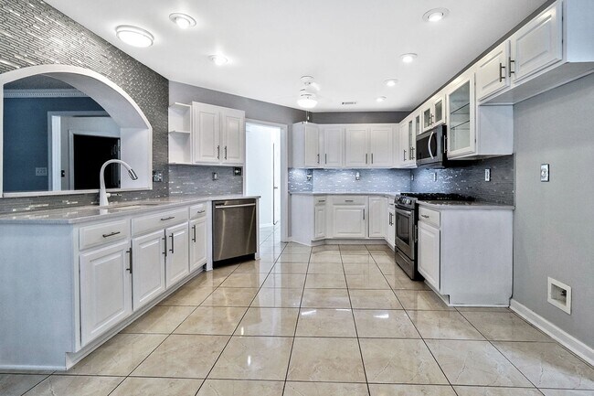 Building Photo - Beautiful 5 bedroom home in Grassfield Area of Chesapeake, VA