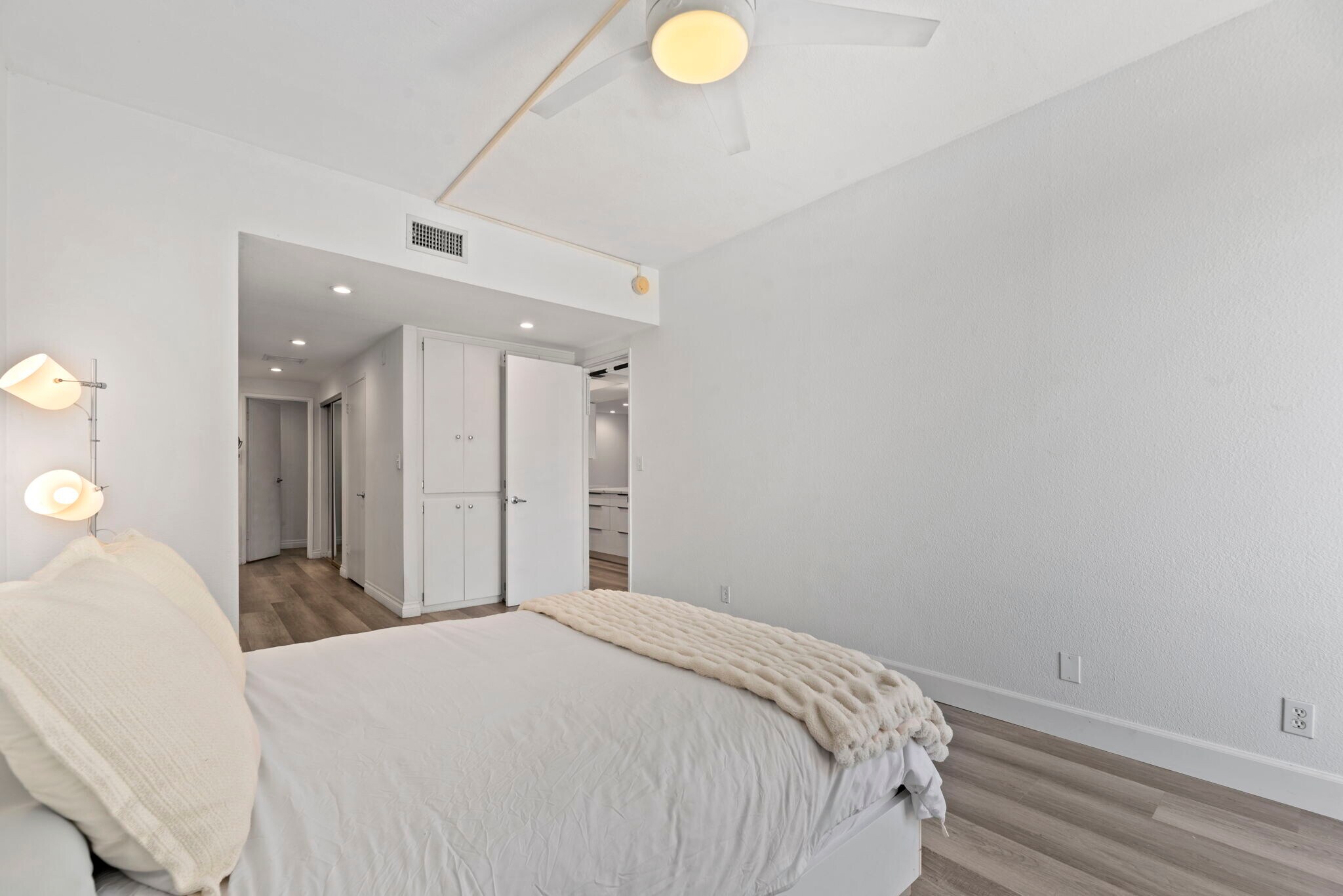 Building Photo - 321 S San Vicente Blvd