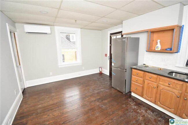 Building Photo - 312 March St