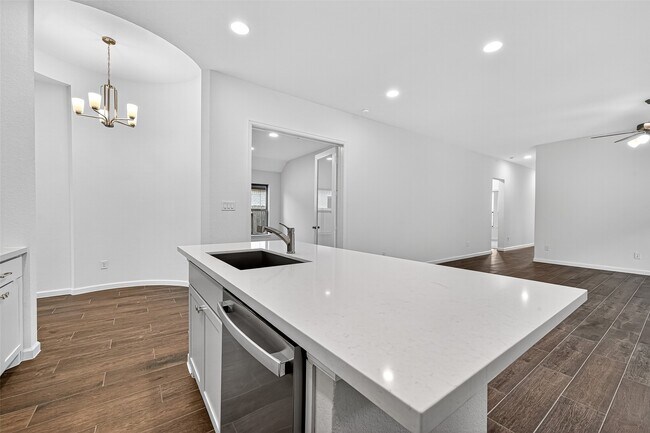 Building Photo - 407 Big Pne Trl