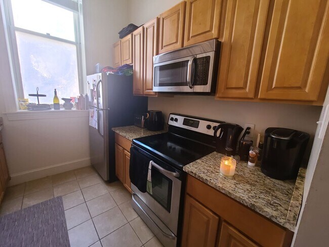 Building Photo - Spacious 2BR/1.5BTH w/ HW Floors, New Kitc...