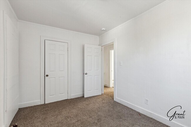 Building Photo - 2 bedroom $1200