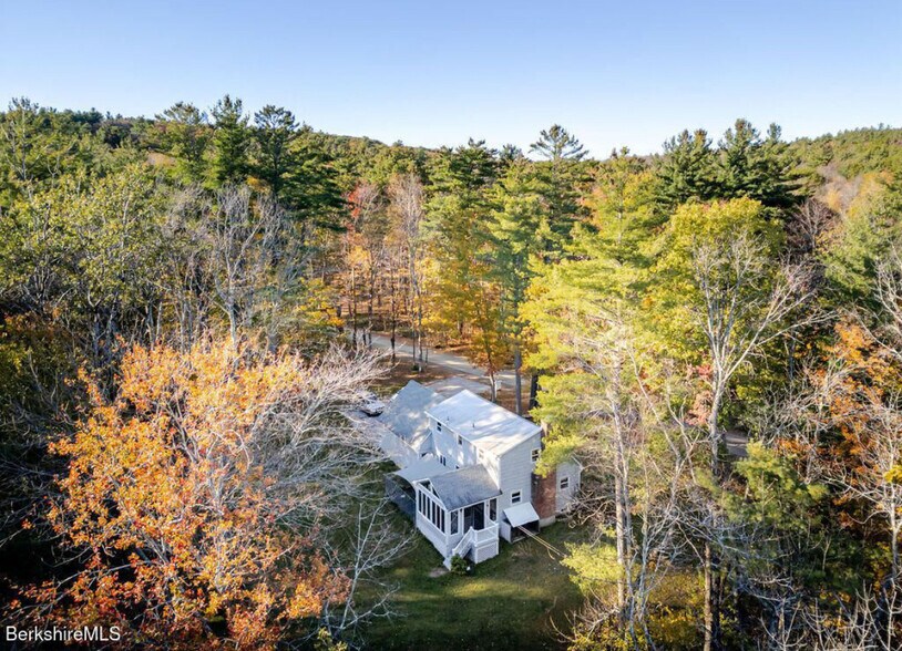 Building Photo - 230 Middle Rd