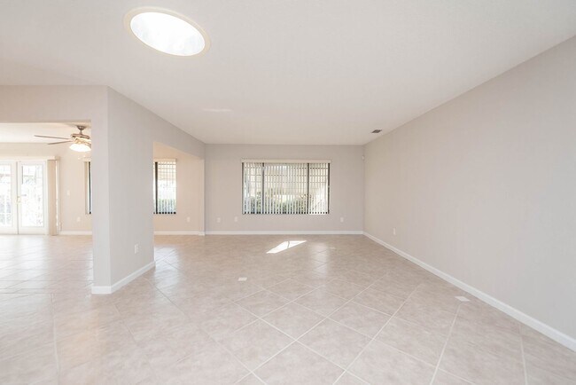 Building Photo - Welcome to this spacious three-bedroom, three-bath home in the heart of Palm Bay