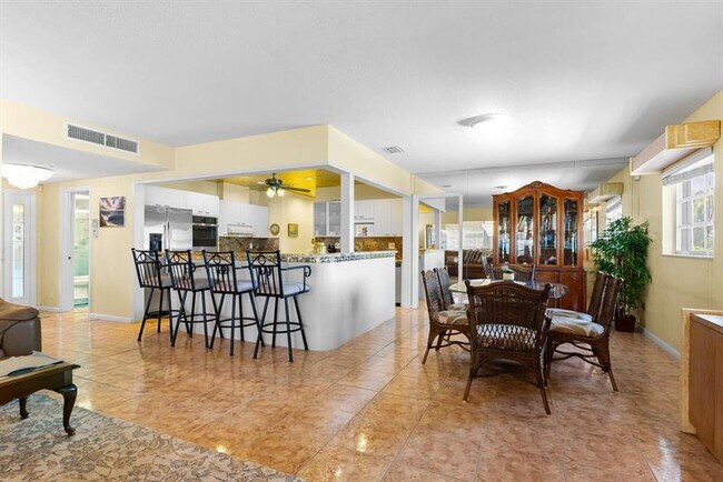 Building Photo - 3015 N Palm Aire Dr