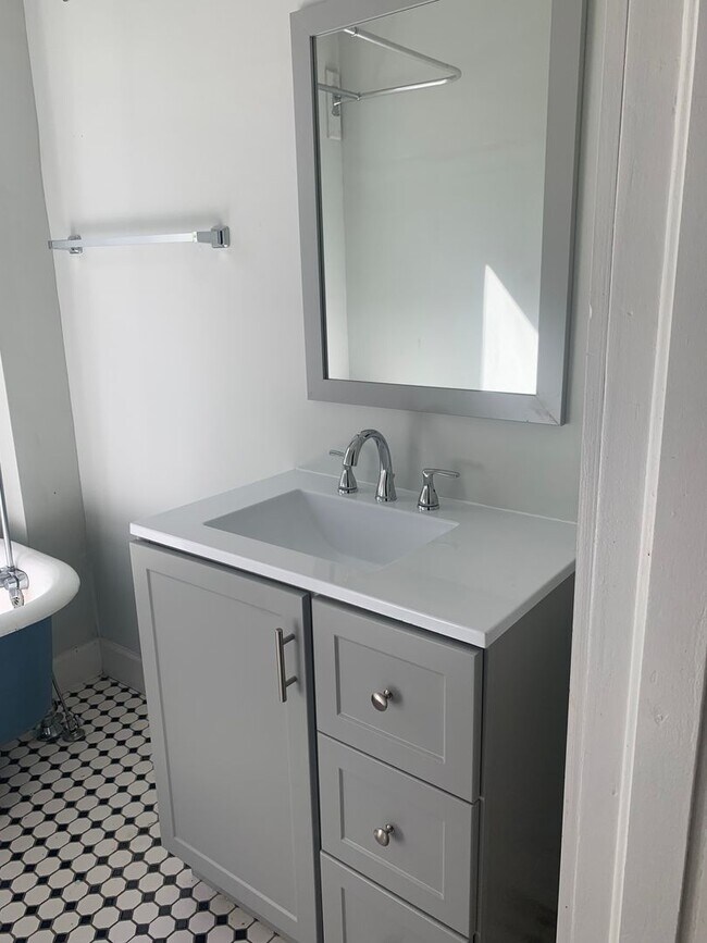 Building Photo - Awesome 1+ Bedroom apartment in Duplex
