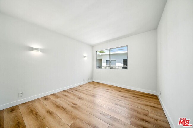 Building Photo - 621 San Vicente Blvd