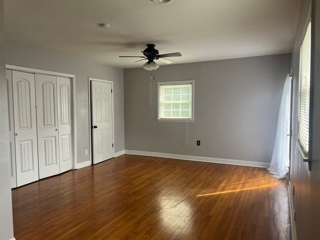 Building Photo - 3 bed 2 full bath -one level house in Jone...
