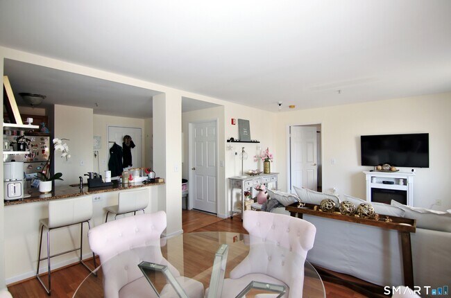 Building Photo - 300 Broad St