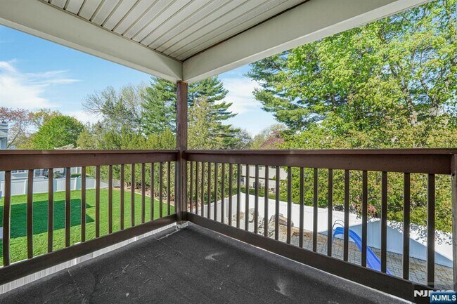 Building Photo - 405 Burnet Pl