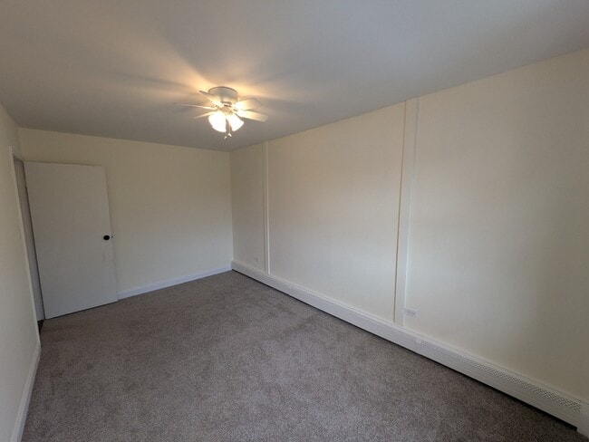Building Photo - Spacious 3BR / 2BA Condo in Buffalo Grove private balcony, fireplace - Rent includes Heat,  Water...