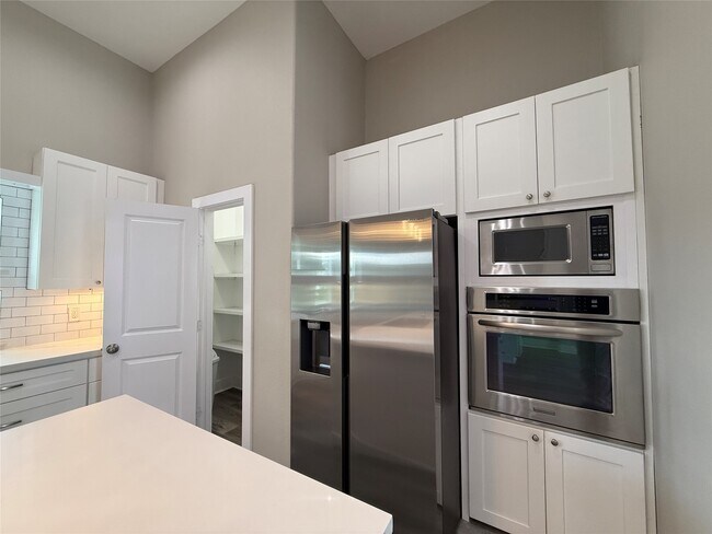 Building Photo - 2123 Bidwell Dr