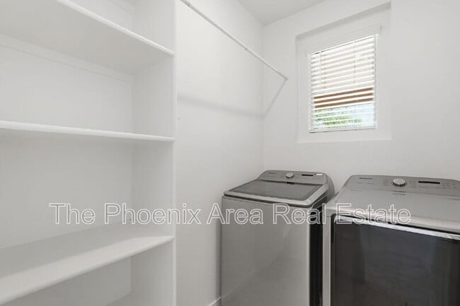 Building Photo - 40643 W Shaver Dr