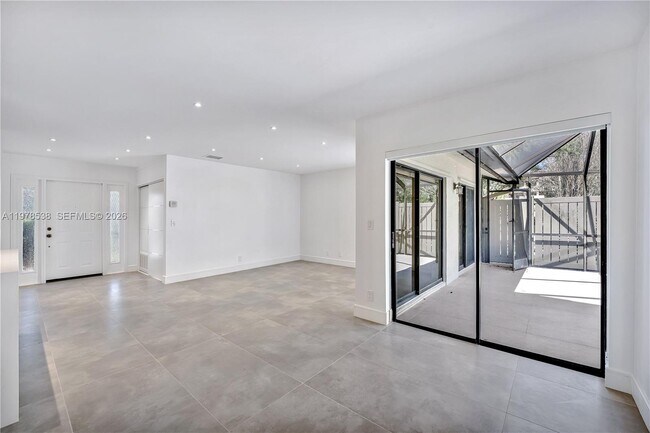 Building Photo - 2616 Carambola Cir N