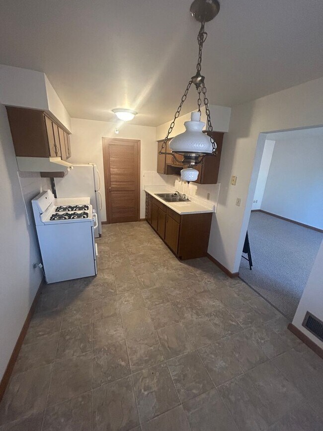 Building Photo - Colonial Gardens Apartments
