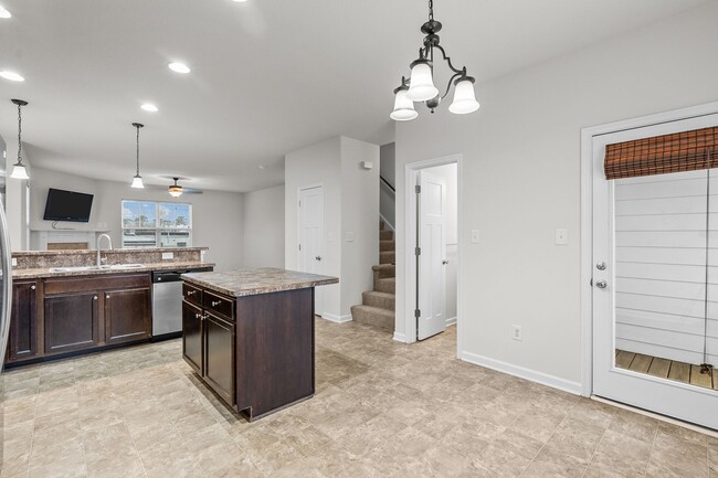 Building Photo - Stylish 3-Bedroom Condo in Virginia Beach.