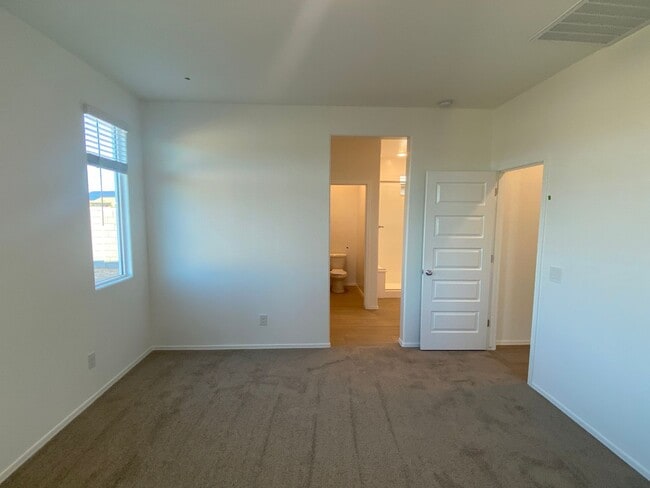 Building Photo - Beautiful Newer Build 3 Bed/2 Bath with Den in Rancho Cabrillo
