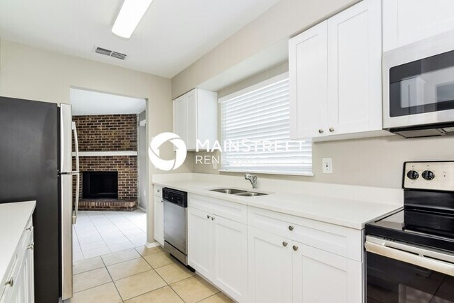 Building Photo - 4 Bedroom Pet-Friendly Home in Winter Haven, FL with Main Street Renewal
