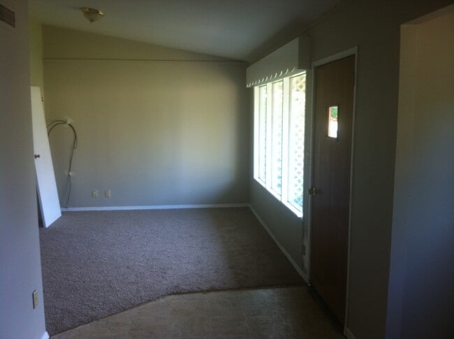 Building Photo - Very nice 3bed/1bath south side home w/ garage & fenced in back yard