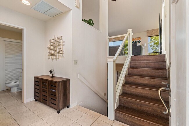 Building Photo - 6667 La Jolla Scenic S Dr