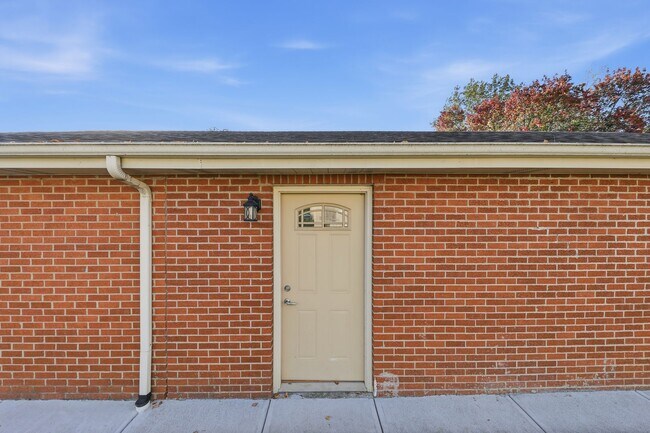 Building Photo - Large Ranch on Cul-de-sac