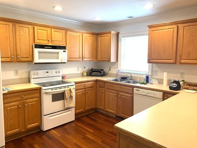 Building Photo - "Pre-Leasing August 2026" Large House Near...