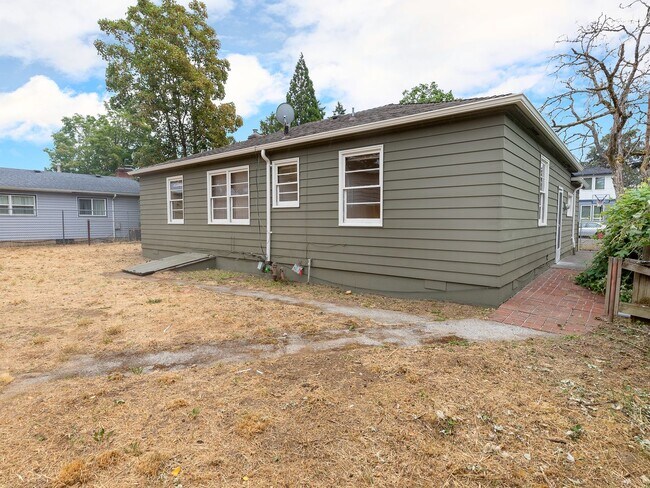 Building Photo - 6221 SE Knight St