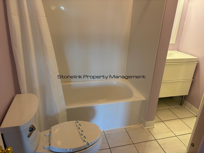 Building Photo - Newly Renovated Condo For Rent in North Attleboro!