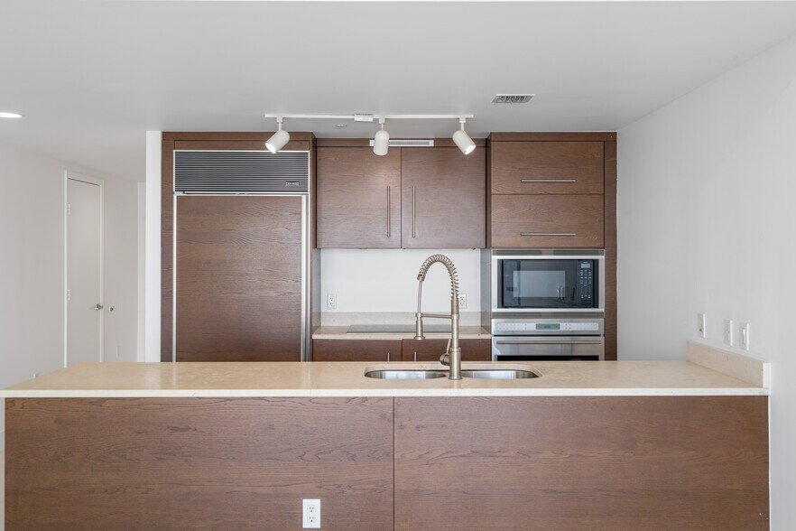 Building Photo - 475 Brickell Ave