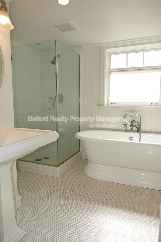 Building Photo - 3246 Conkling Pl W