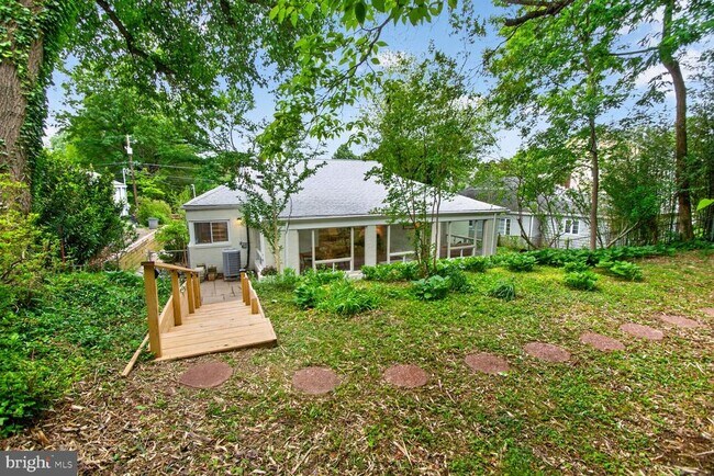 Building Photo - 3305 W Coquelin Terrace