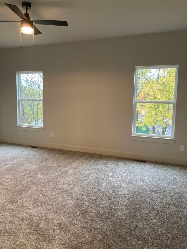 Building Photo - **LESS THAN 10 miles to Fort Knox**