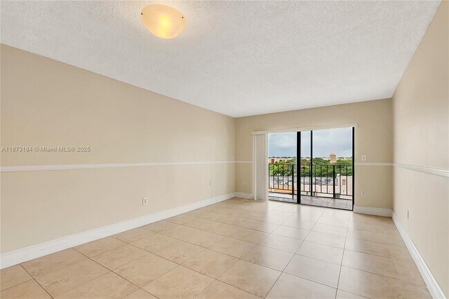 Building Photo - 9682 Fontainebleau Blvd