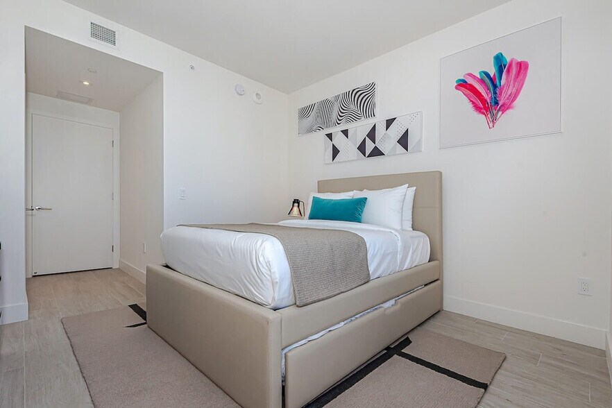 Building Photo - 4010 S Ocean Dr