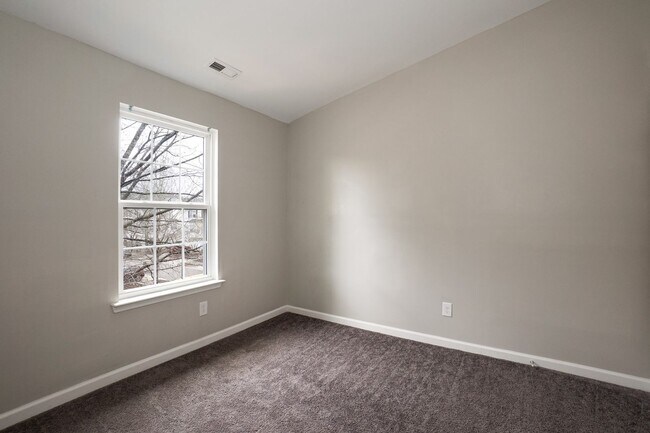 Building Photo - Beautiful Townhouse w/ 1st Floor Bedroom