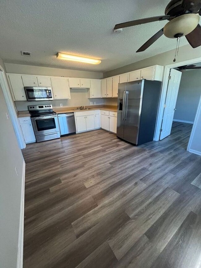 Building Photo - Spacious corner lot with a private backyard- Available 4/10!!