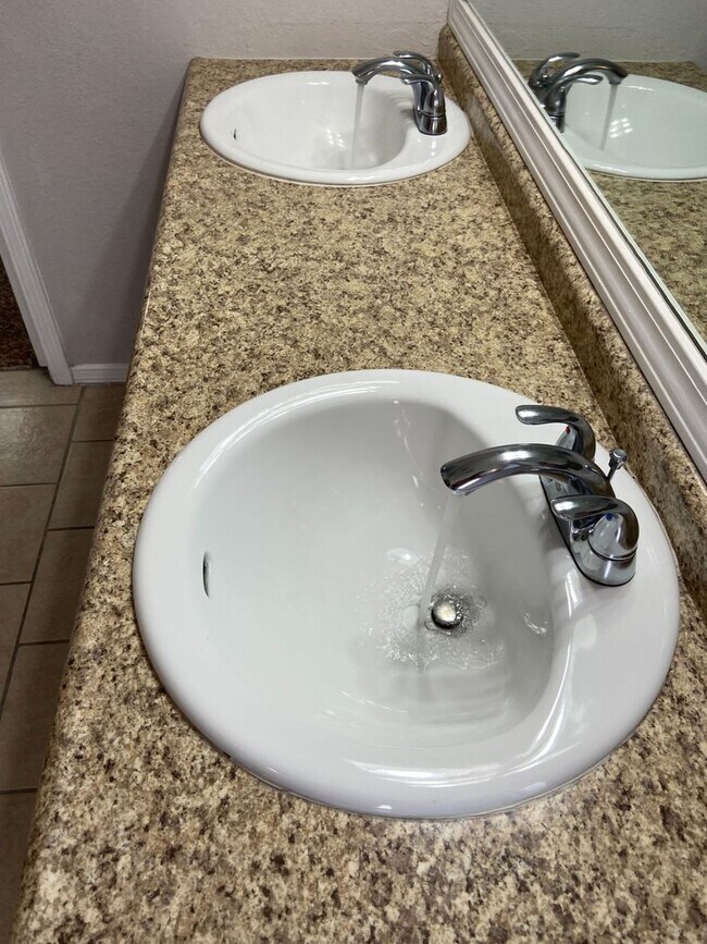 Building Photo - Home For Rent