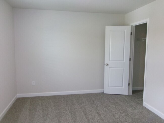 Building Photo - New 5 bedroom, 3 bath home in Clear Pond with pond view