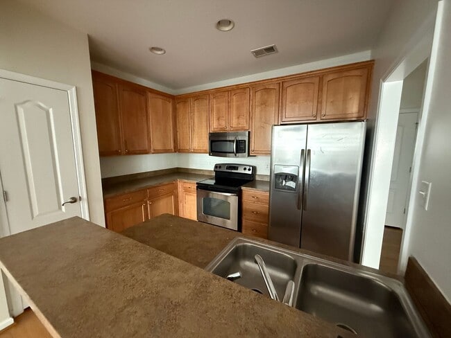 Building Photo - 2BR & 2BA Condo in Central Location w/Garage-Available 06/22/26