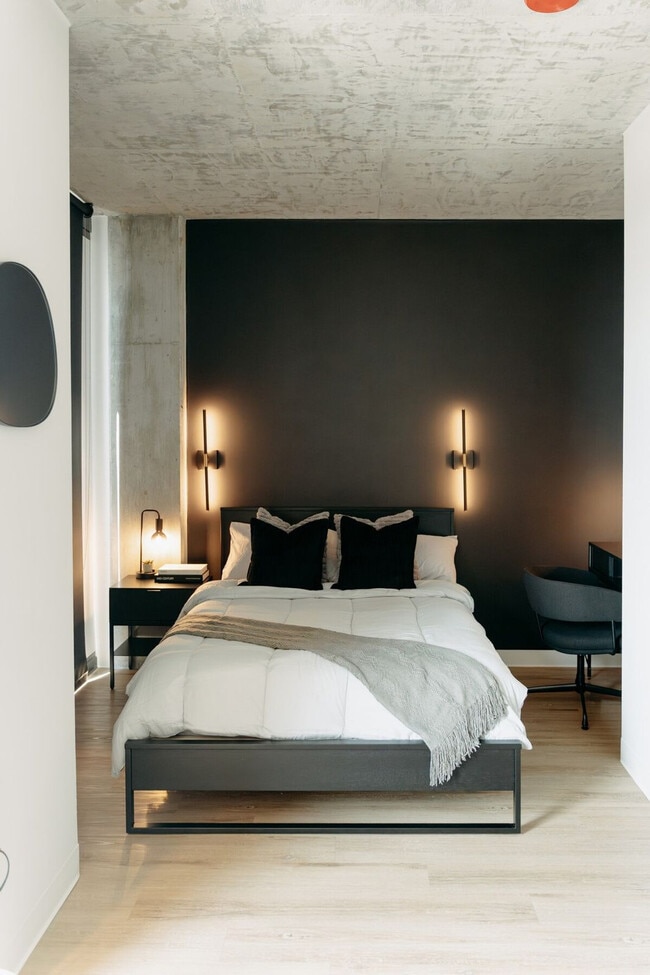 Building Photo - 755 S Clark St