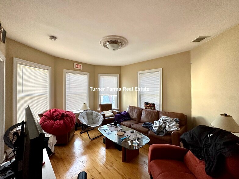 Building Photo - 44 Hillside St