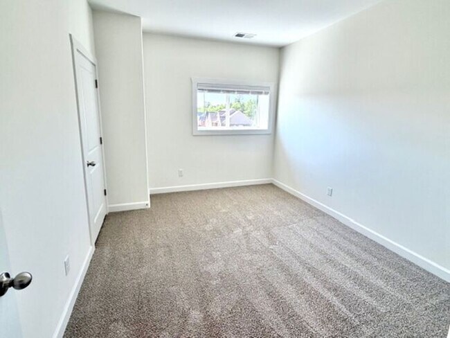 Building Photo - OPEN HOUSE! Now Leasing! 3-Bedroom 2.5 Bath Townhome in Olive Branch- Minutes from Methodist Hosp...