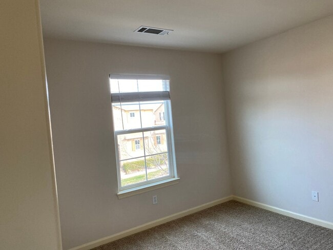Building Photo - Townhouse in the Villages at Shasta View G...