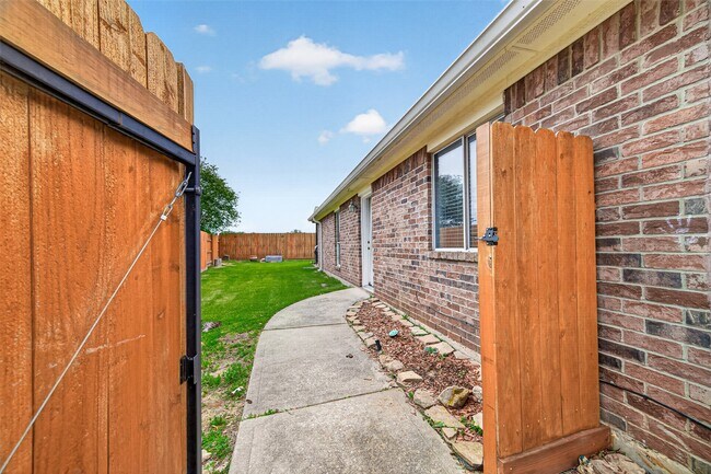 Building Photo - 23914 Glengate Dr