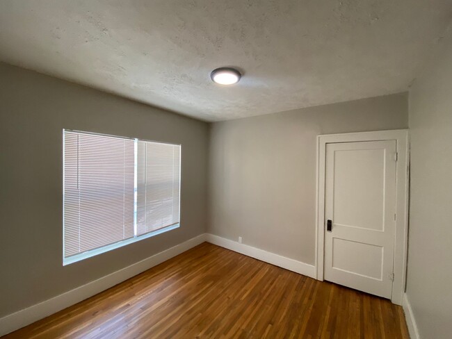 Building Photo - $1195 - 3 bedroom / 1 bathroom - Beautiful...