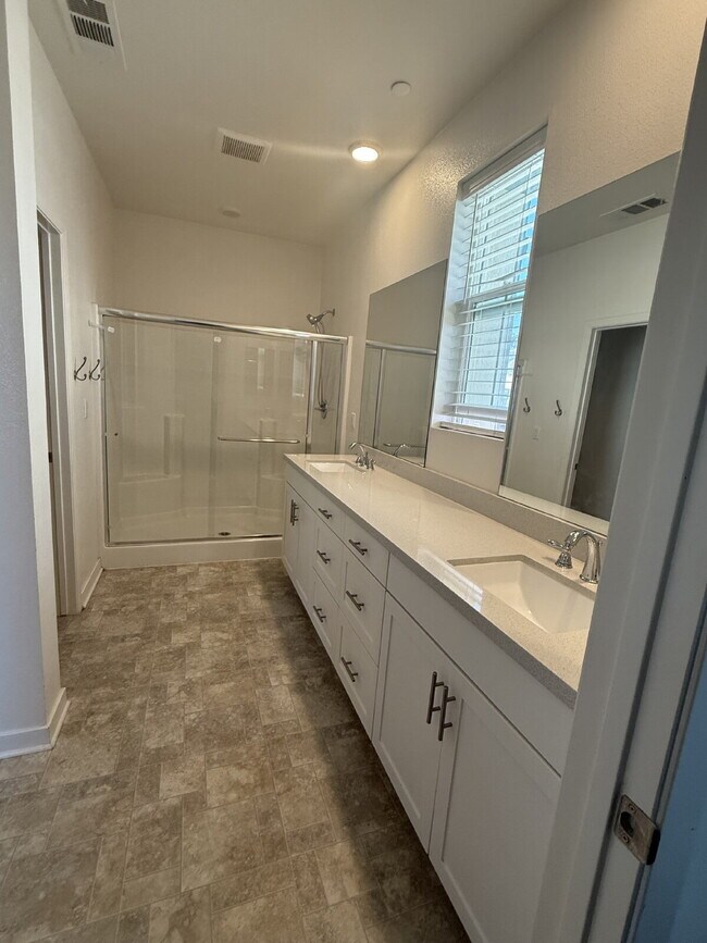 Building Photo - Located in the desirable Vista Bella community!   Don't miss the opportunity to make this your dr...