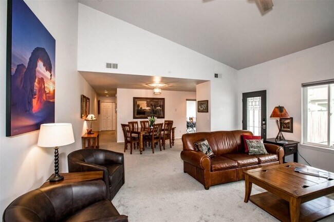 Building Photo - 2 bedroom Townhome close to Whitefish Lake Golf Course