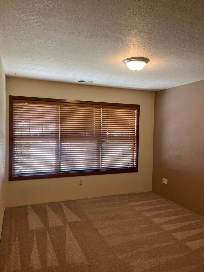 Building Photo - 3 Bedroom 2.5 Bath Townhouse